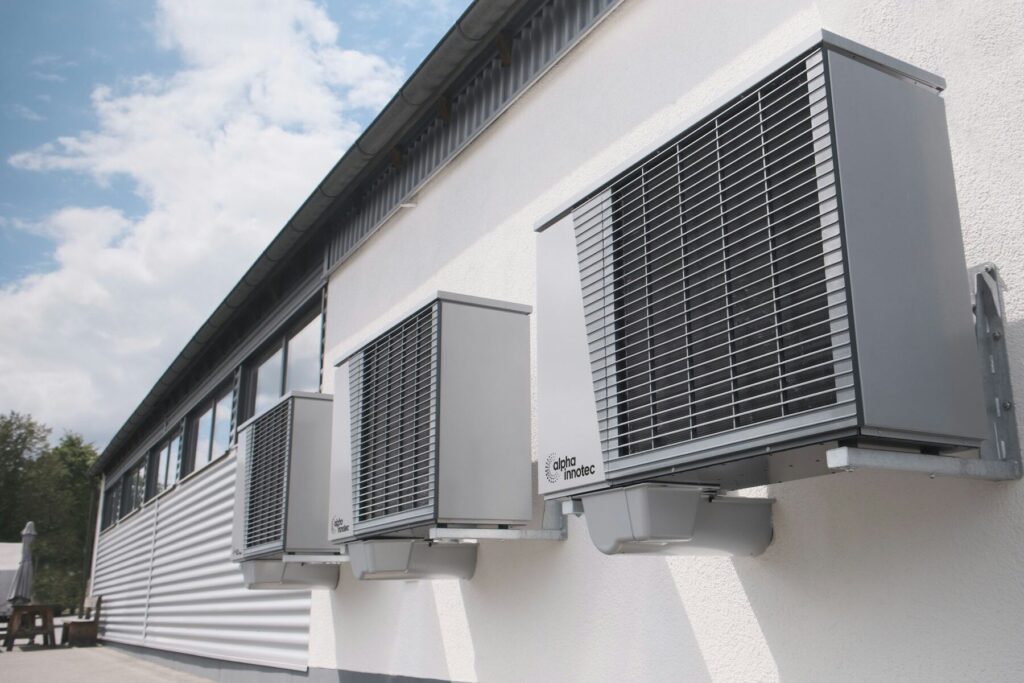Buitenunits van airconditioning tegen een bedrijfsgevel
