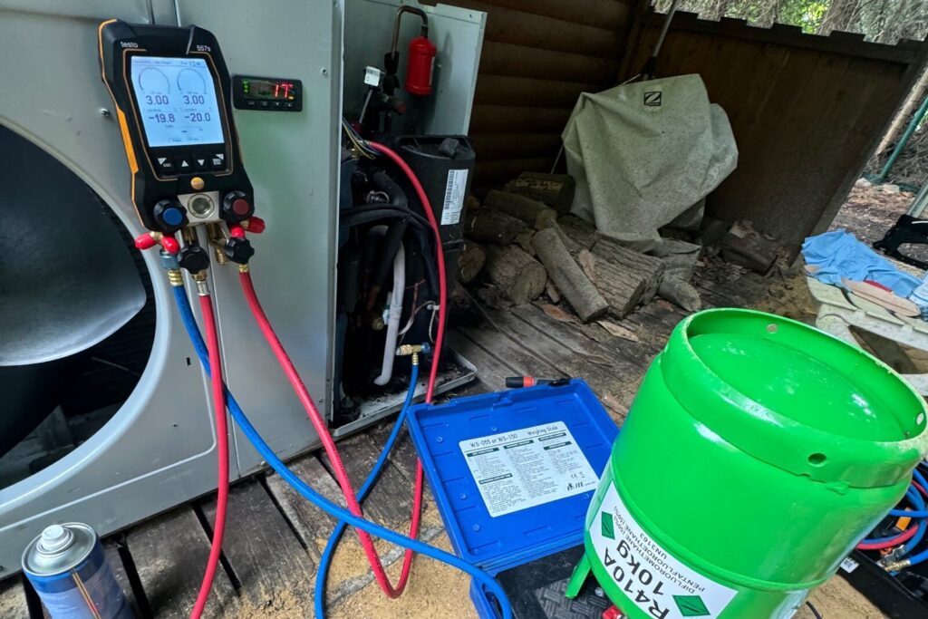 Meetapparatuur tijdens een interventie aan een koelinstallatie