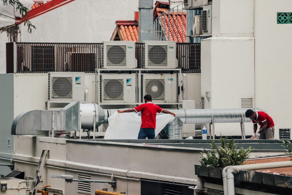 Techniekers bij koelinstallaties op een dak
