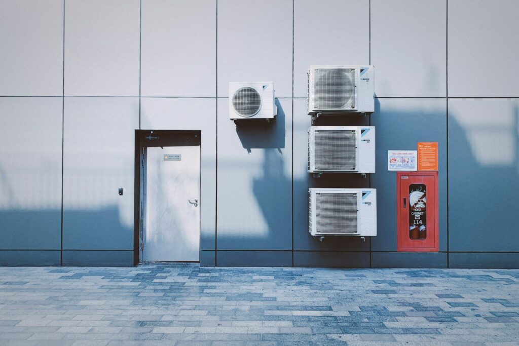 Airco-buitenunits tegen een bedrijfsgevel
